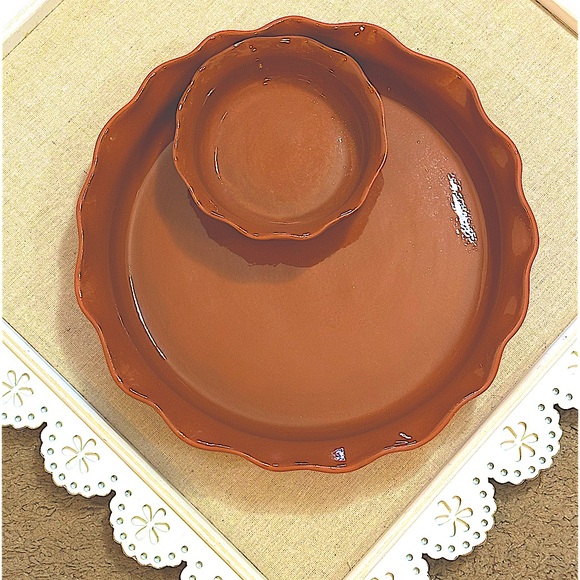 Crate and Barrel 1 Piece Chip & Dip Serving Tray.Glazed Terra Cotta 11.5 Across - Picture 6 of 9